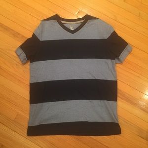 ⭐️ 5/$25 Old Navy v neck tee L